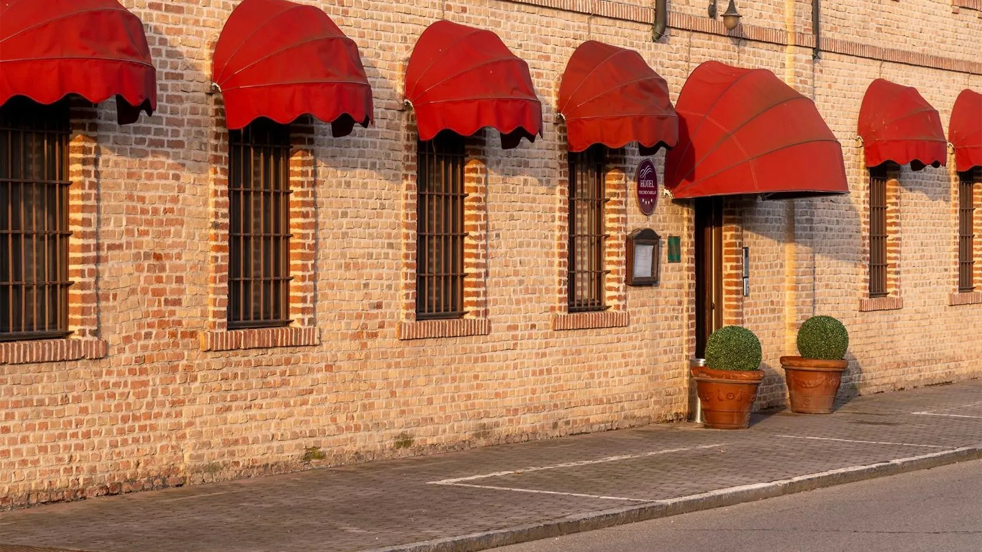 Hotel Vecchio Casello Castelleone 4*,  Italien