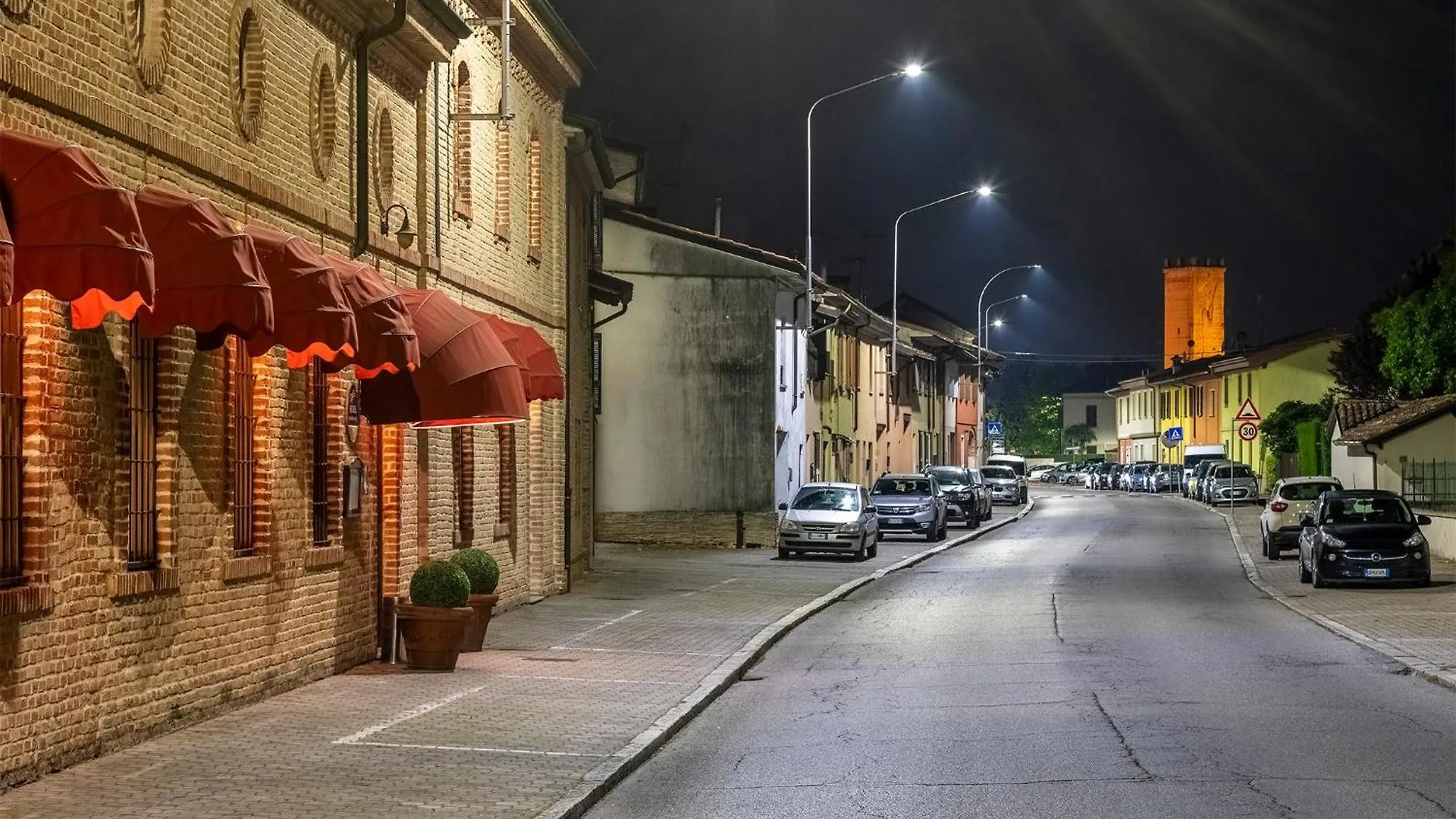 Hotel Vecchio Casello Castelleone 4*,  Italien